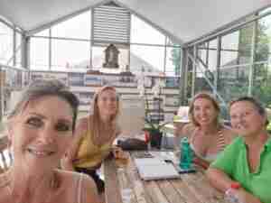 Kleine groep vrouwen tijdens de Leeuwenpoort-dag